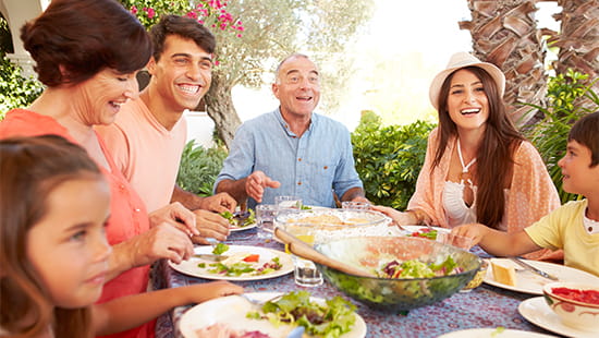 Familia comiendo juntos